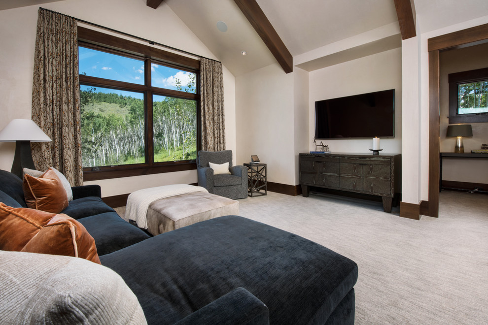 Diseño de sala de estar cerrada tradicional renovada de tamaño medio sin chimenea con paredes beige, moqueta, televisor colgado en la pared y suelo gris