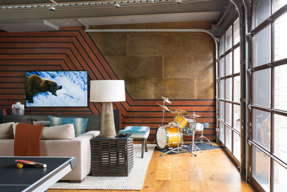 Идея дизайна: изолированная гостиная комната в современном стиле с светлым паркетным полом и телевизором на стене