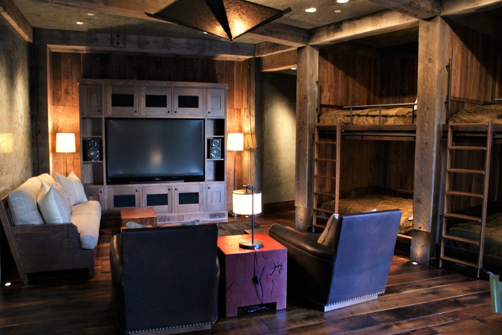 Foto de sala de estar abierta de estilo americano de tamaño medio sin chimenea con paredes grises, suelo de madera oscura y pared multimedia