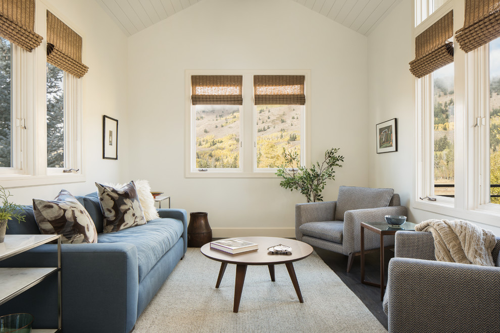 Diseño de sala de estar cerrada tradicional renovada de tamaño medio sin chimenea y televisor con paredes blancas, suelo de madera oscura y suelo marrón