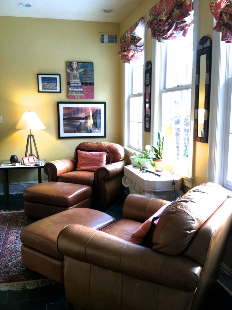 Imagen de sala de estar con biblioteca clásica pequeña