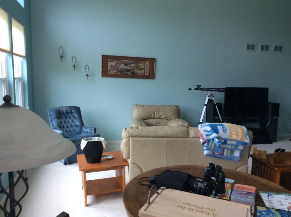 Ejemplo de sala de estar tradicional renovada con paredes azules