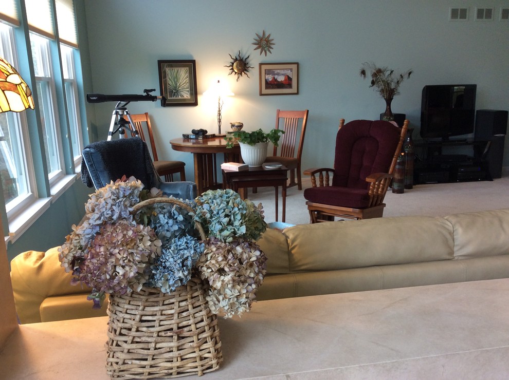 Imagen de sala de estar tradicional renovada con paredes azules