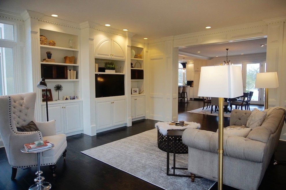 Exempel på ett stort klassiskt allrum, med vita väggar, mörkt trägolv, en standard öppen spis, en spiselkrans i trä och en väggmonterad TV