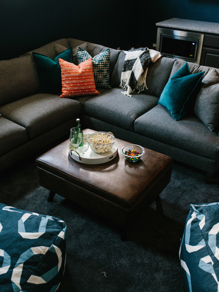 Mittelgroßes, Abgetrenntes Modernes Wohnzimmer ohne Kamin mit blauer Wandfarbe, dunklem Holzboden, TV-Wand und braunem Boden in Austin