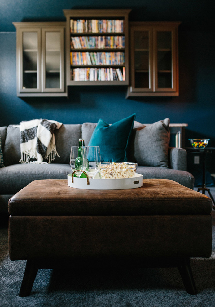 Свежая идея для дизайна: изолированная гостиная комната среднего размера в современном стиле с синими стенами, темным паркетным полом, телевизором на стене и коричневым полом без камина - отличное фото интерьера