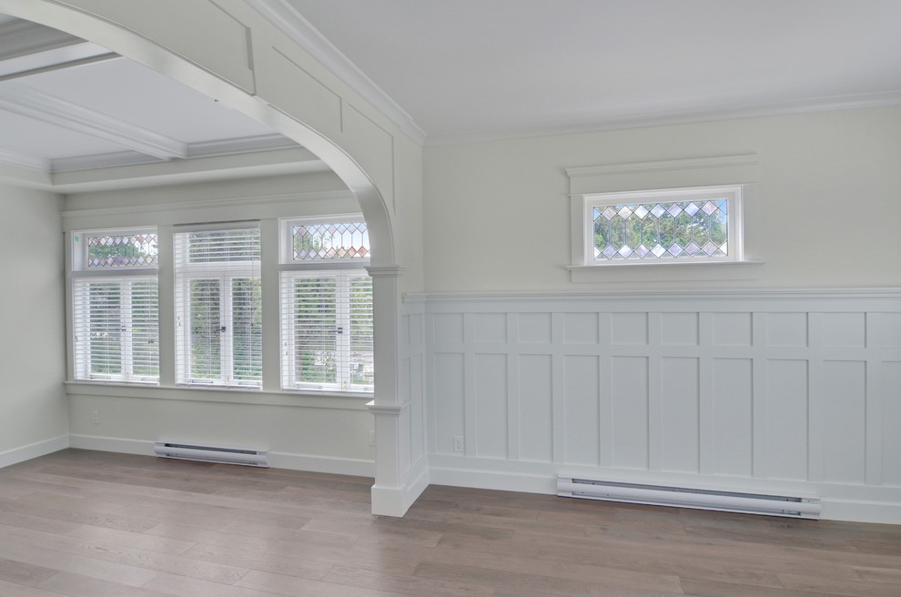 Mittelgroßes, Abgetrenntes Uriges Wohnzimmer mit weißer Wandfarbe, hellem Holzboden, Kamin und Kaminumrandung aus Stein in Vancouver