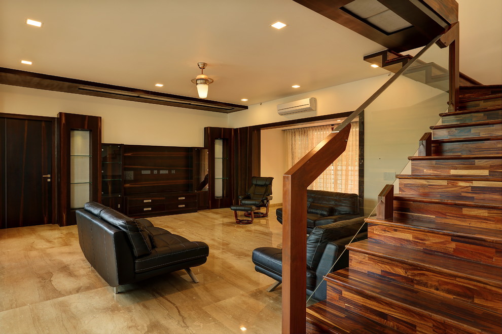 Foto di un soggiorno moderno chiuso con pareti beige e pavimento in marmo