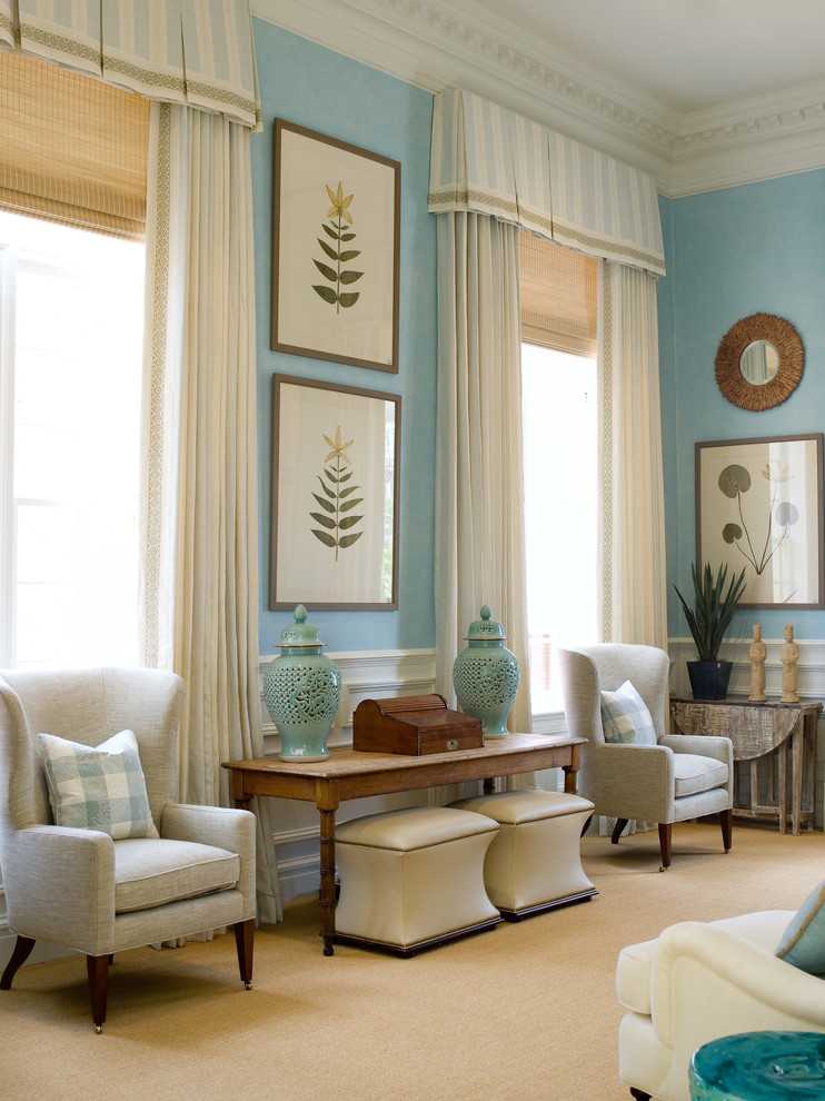 Cette photo montre une grande salle de séjour chic ouverte avec un mur bleu, moquette, une cheminée standard et un manteau de cheminée en pierre.