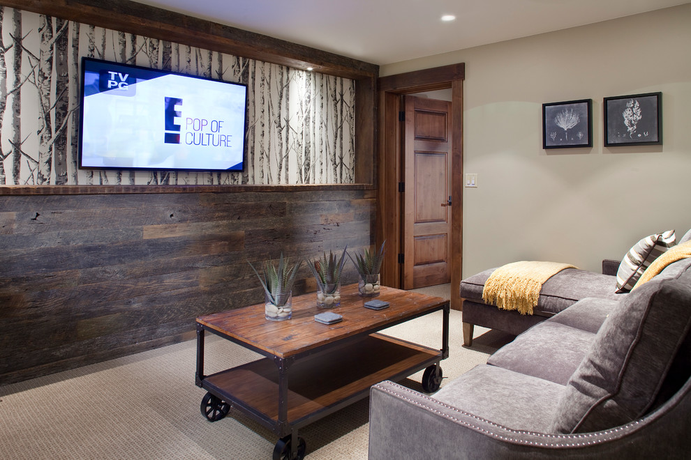Свежая идея для дизайна: изолированная гостиная комната в стиле рустика с телевизором на стене - отличное фото интерьера