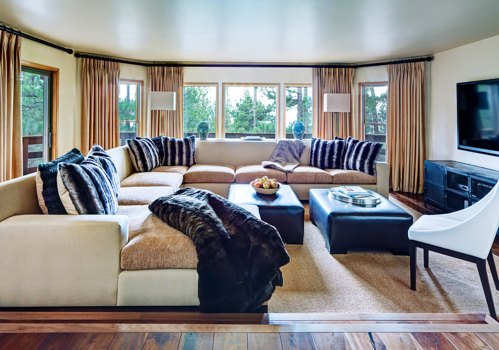 Foto de sala de estar abierta clásica renovada grande sin chimenea con paredes blancas, suelo de madera oscura, televisor colgado en la pared y suelo marrón