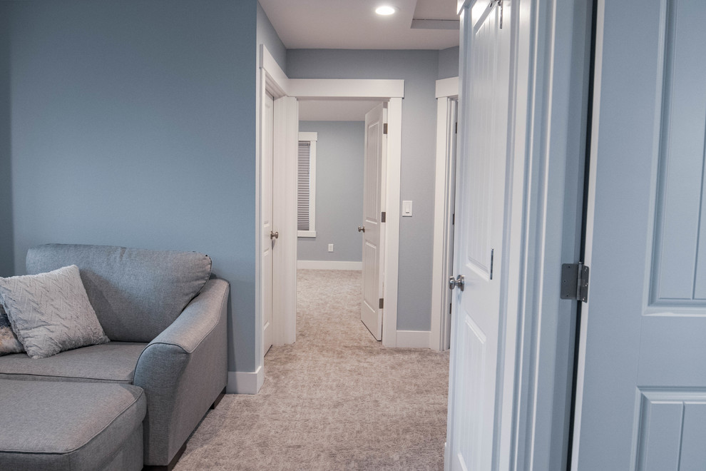 Esempio di un piccolo soggiorno stile americano stile loft con pareti blu, moquette, TV autoportante e pavimento grigio