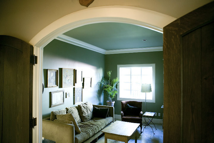 Источник вдохновения для домашнего уюта: изолированная гостиная комната среднего размера в стиле кантри с серым полом, зелеными стенами и полом из известняка