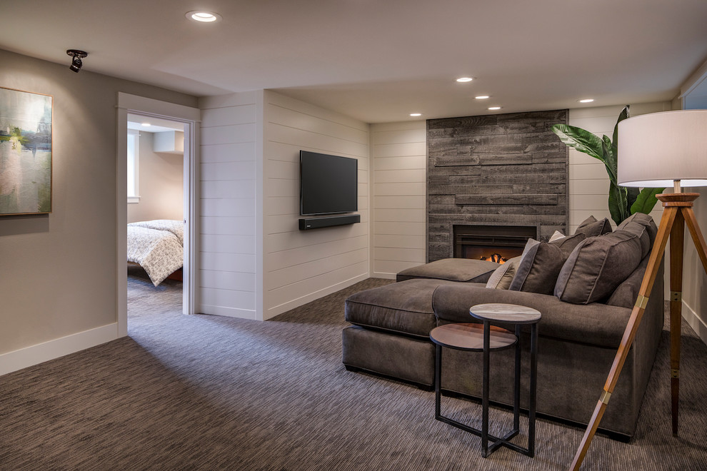 Cette photo montre une salle de séjour chic de taille moyenne et fermée avec un mur blanc, moquette, une cheminée standard, un manteau de cheminée en bois, un téléviseur fixé au mur et un sol multicolore.