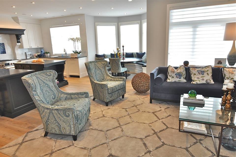 Ejemplo de sala de estar abierta tradicional grande con paredes grises y suelo de madera clara