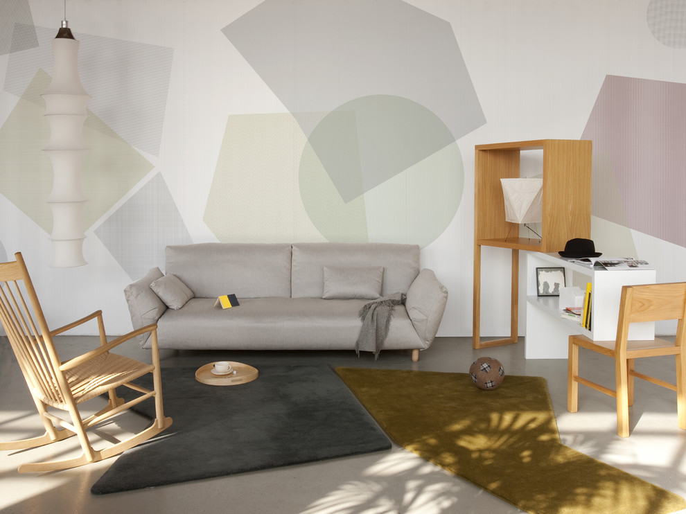 Стильный дизайн: открытая гостиная комната среднего размера в стиле фьюжн с разноцветными стенами без камина, телевизора - последний тренд