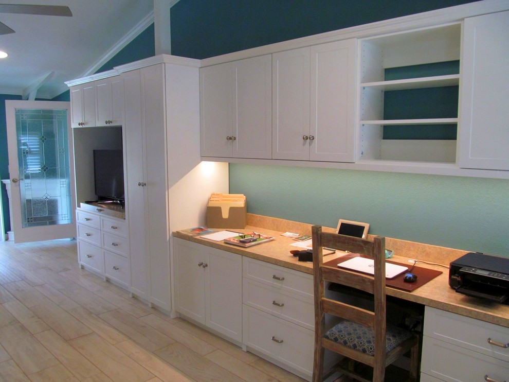 Пример оригинального дизайна: огромная изолированная гостиная комната в стиле модернизм с полом из ламината и синими стенами