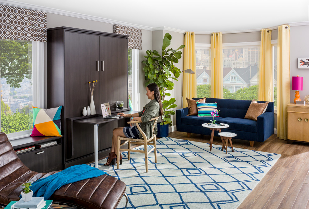 Пример оригинального дизайна: открытая гостиная комната среднего размера:: освещение в стиле модернизм с серыми стенами и светлым паркетным полом