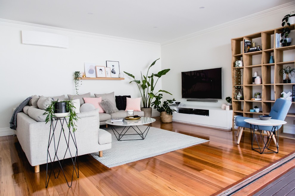 Großes Skandinavisches Wohnzimmer mit weißer Wandfarbe und braunem Holzboden in Melbourne
