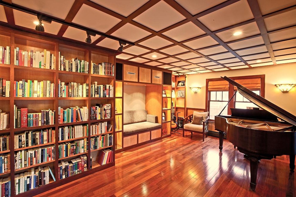 Esempio di un grande soggiorno tradizionale chiuso con pareti beige e pavimento in legno massello medio