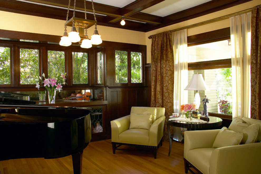 Ejemplo de sala de estar con rincón musical cerrada clásica de tamaño medio sin chimenea y televisor con paredes beige y suelo de madera en tonos medios