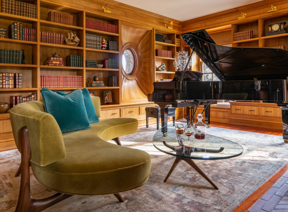 Abgetrenntes Klassisches Musikzimmer ohne Kamin mit braunem Holzboden und Holzwänden in Boston