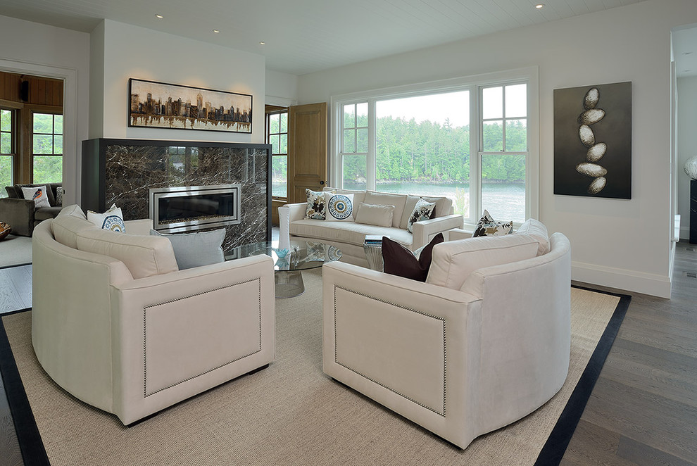 Fernseherloses Modernes Wohnzimmer mit weißer Wandfarbe, dunklem Holzboden, Gaskamin und Kaminumrandung aus Stein in Toronto
