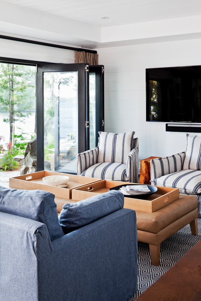 Свежая идея для дизайна: гостиная комната в морском стиле с телевизором на стене - отличное фото интерьера