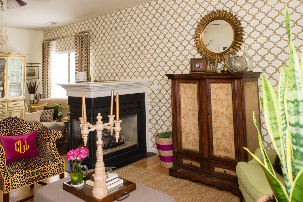 Idée de décoration pour une salle de séjour tradition de taille moyenne et fermée avec un mur beige, parquet clair, une cheminée double-face et un téléviseur dissimulé.
