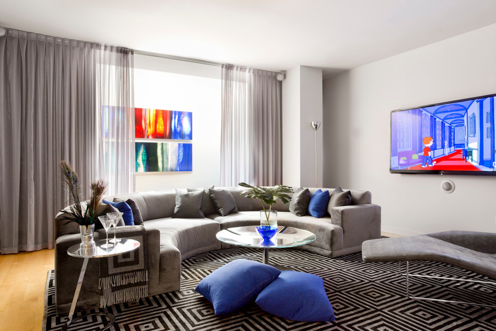 Modelo de sala de estar actual con paredes blancas y televisor colgado en la pared