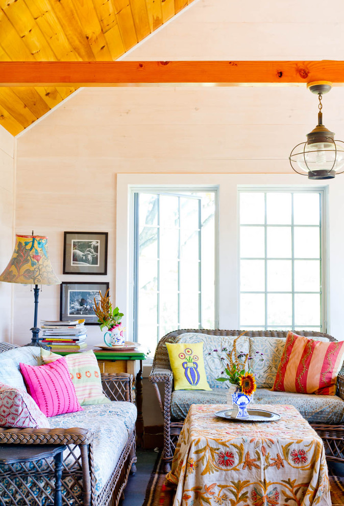 Foto de sala de estar campestre con paredes beige