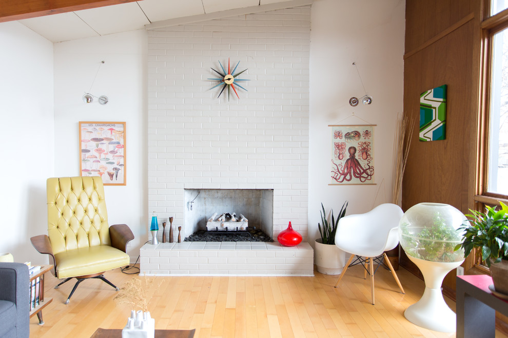 Großes, Offenes Retro Wohnzimmer mit weißer Wandfarbe, Kamin und Kaminumrandung aus Backstein in Kansas City