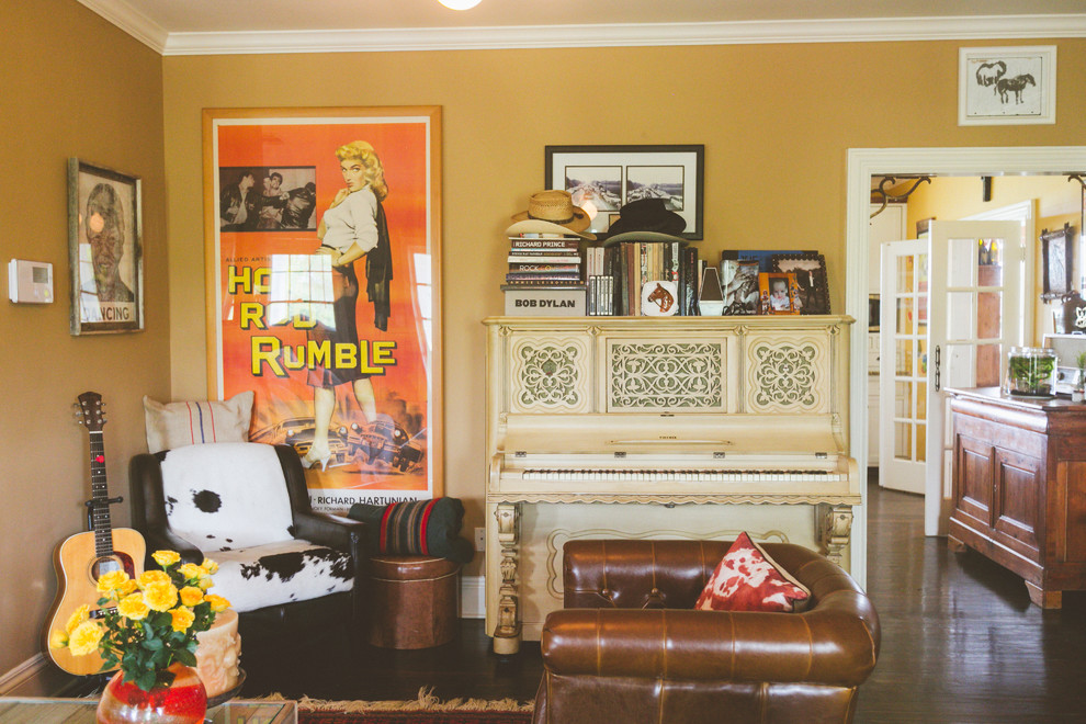 Foto di un soggiorno eclettico chiuso con sala della musica, pareti gialle e parquet scuro