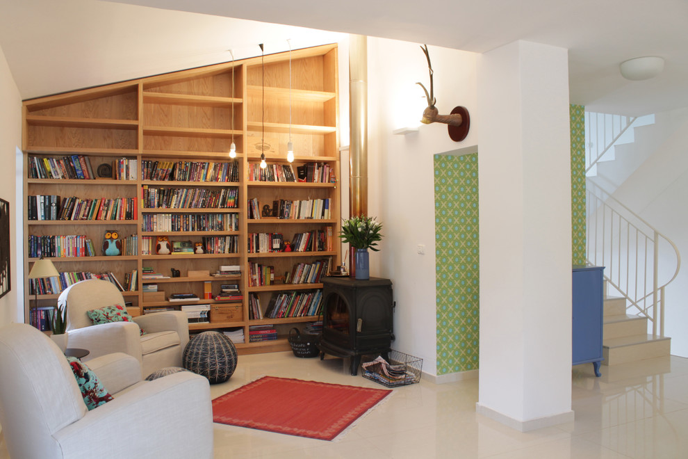 Idéer för att renovera ett eklektiskt vardagsrum, med ett bibliotek, vita väggar och beiget golv