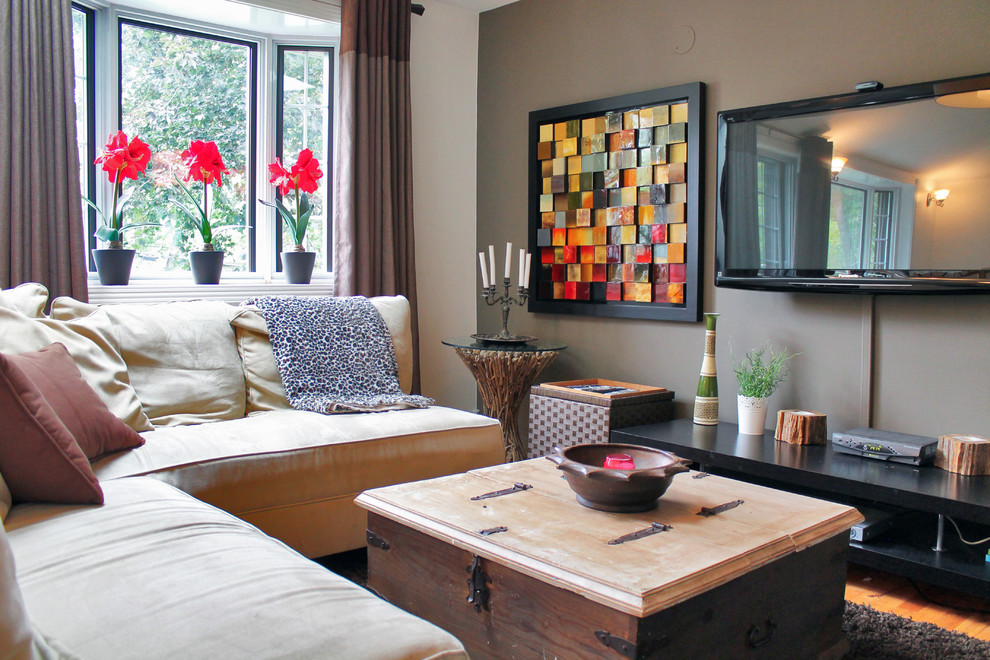 Идея дизайна: гостиная комната в стиле фьюжн с разноцветными стенами