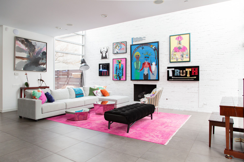 Diseño de sala de estar abierta contemporánea con paredes blancas, todas las chimeneas, marco de chimenea de ladrillo y suelo gris