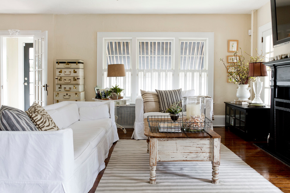 Shabby-Chic Wohnzimmer mit beiger Wandfarbe, Kamin, TV-Wand und dunklem Holzboden in New York