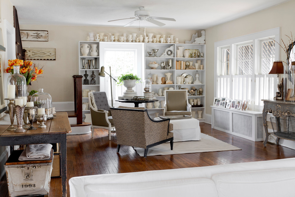 Esempio di un soggiorno shabby-chic style con pareti beige, pavimento in legno massello medio e tappeto