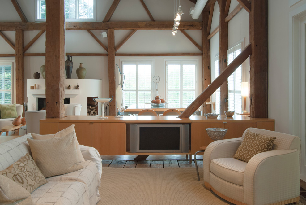 Foto di un piccolo soggiorno country aperto con pareti bianche, pavimento in legno massello medio e parete attrezzata