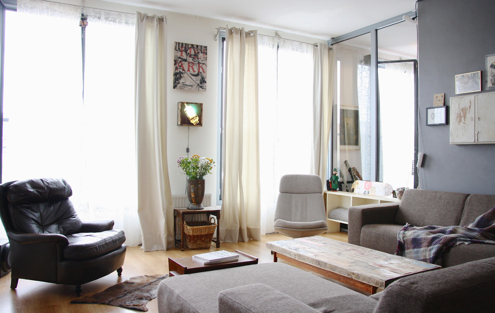 Abgetrenntes Stilmix Wohnzimmer mit braunem Holzboden und bunten Wänden in Amsterdam