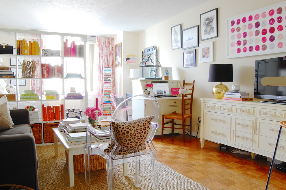 Inspiration pour une salle de séjour traditionnelle ouverte avec un mur beige, un sol en bois brun et un téléviseur indépendant.