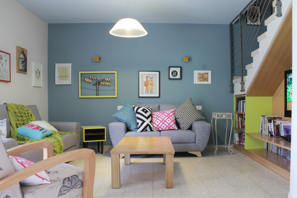 Источник вдохновения для домашнего уюта: гостиная комната в современном стиле с серыми стенами и телевизором на стене