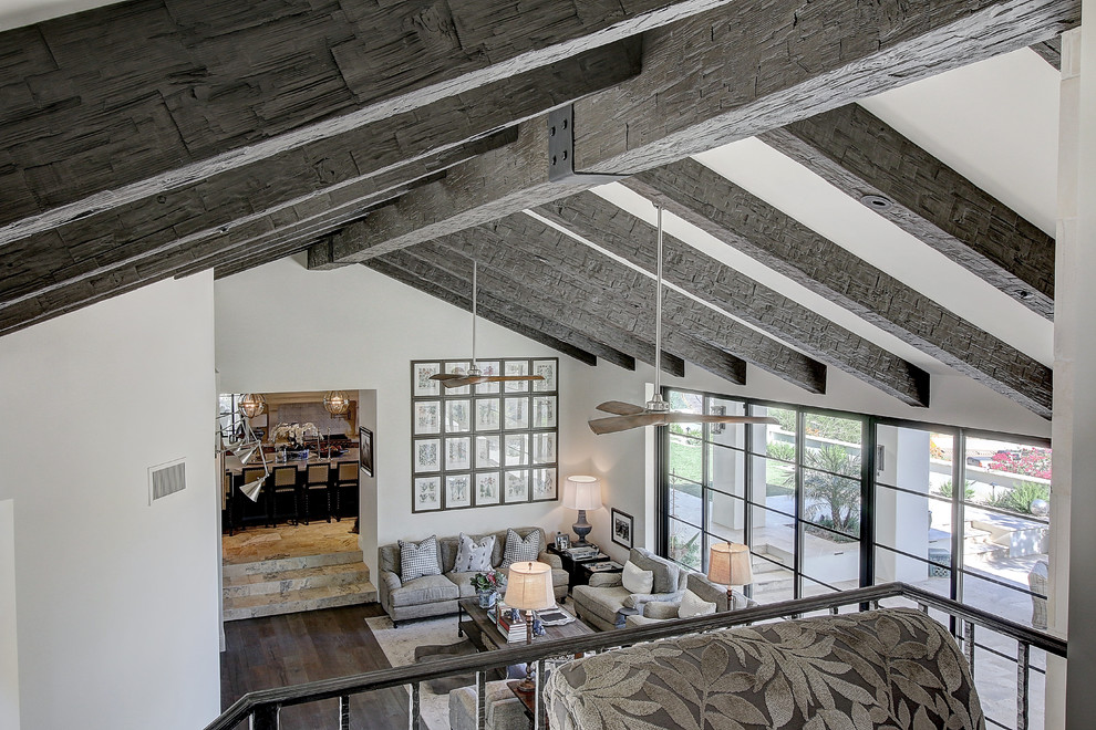 Modelo de sala de estar clásica renovada grande con paredes blancas y suelo de madera en tonos medios