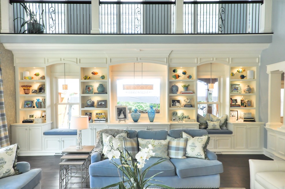 Свежая идея для дизайна: большая открытая гостиная комната в морском стиле с синими стенами и темным паркетным полом - отличное фото интерьера