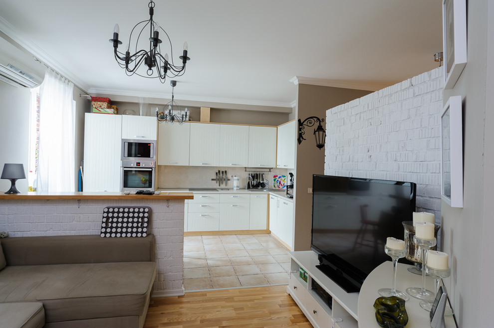 Пример оригинального дизайна: маленькая открытая гостиная комната в классическом стиле с коричневыми стенами, светлым паркетным полом, стандартным камином и отдельно стоящим телевизором для на участке и в саду