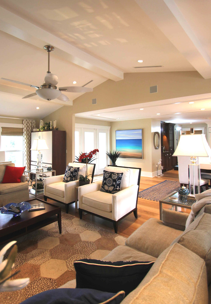 Foto de sala de estar abierta tradicional renovada grande sin chimenea y televisor con paredes beige, suelo de madera en tonos medios y suelo marrón
