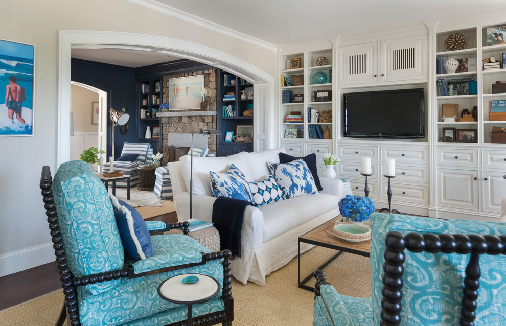 Стильный дизайн: гостиная комната в морском стиле с ковром на полу - последний тренд