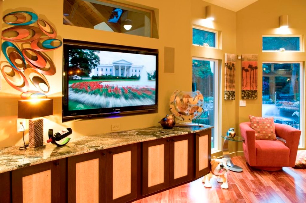 Immagine di un grande soggiorno boho chic stile loft con pareti gialle, parquet chiaro e TV a parete