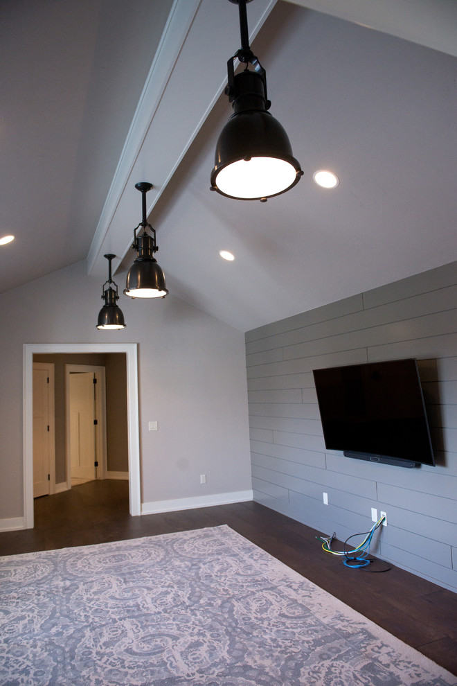 Ejemplo de sala de estar campestre con paredes grises, suelo de madera oscura y televisor independiente