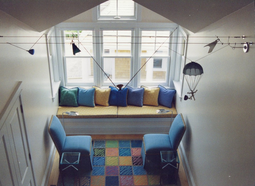 Diseño de sala de estar cerrada bohemia pequeña sin chimenea y televisor con paredes blancas, suelo de madera clara y suelo beige